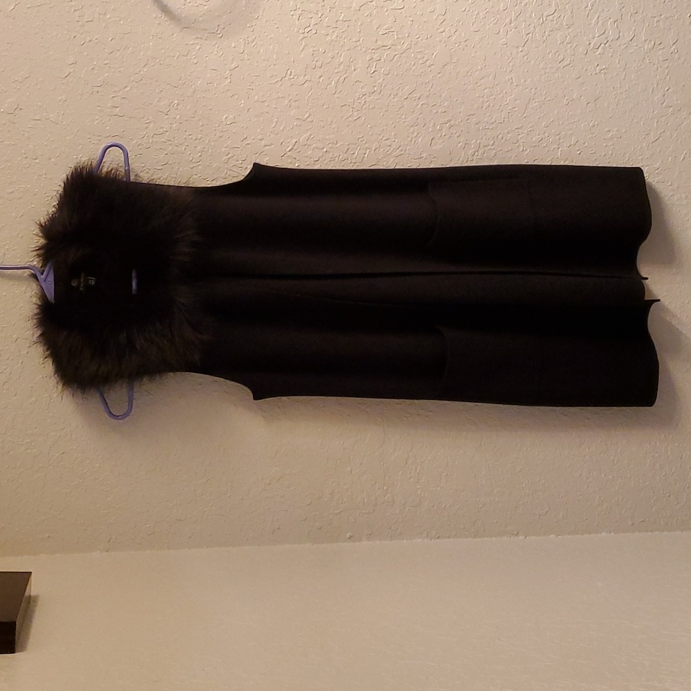 Vest with removable  faux fur collsr
